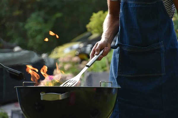 Welche Elemente sollten berücksichtigt werden, um eine Grillzone im Garten einzurichten?