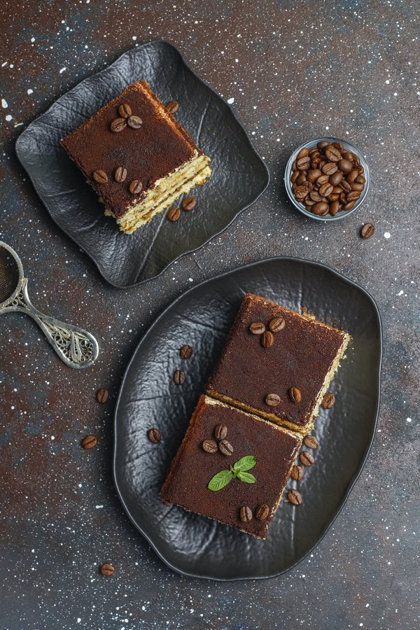 Wie bereitet man ein köstliches italienisches Tiramisu mit leckeren Keksen zu?